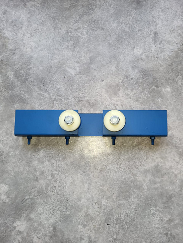 Кронштейн направляющий щеточной тележки с роликами: купить в Самаре