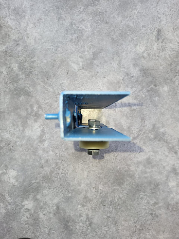 Кронштейн направляющий щеточной тележки с роликами: купить в Самаре