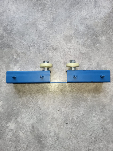 Кронштейн направляющий щеточной тележки с роликами: купить в Самаре